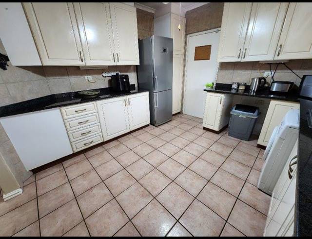 3 BEDROOM TOWNHOUSE FOR SALE IN MANORS